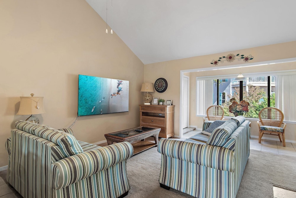 Chateau La Mer II #804- Blue Ocean Getaway
