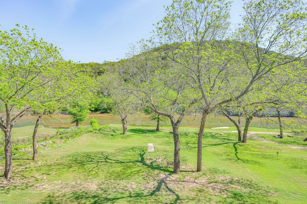 'rio Vista' Condo: Direct Guadalupe River Access!
