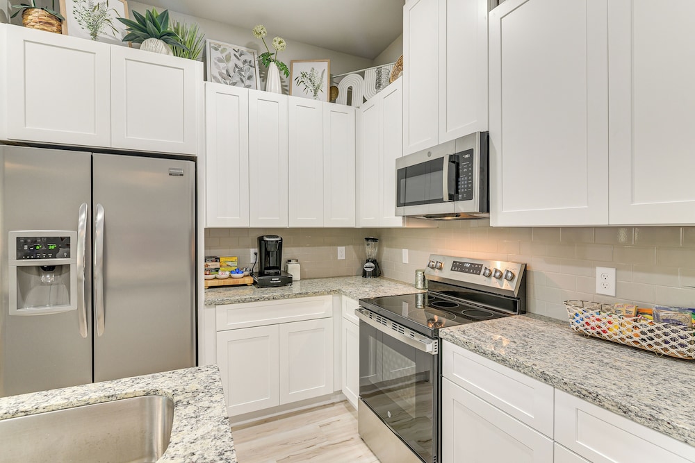 Private Patio & Yard: Houston Retreat Near Golf!