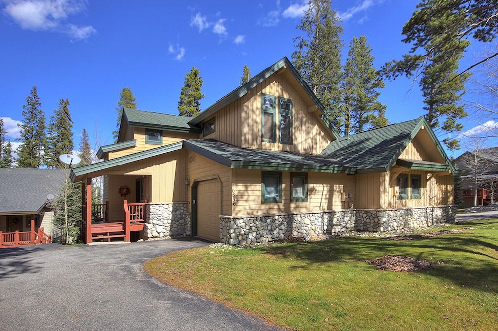 Highwood Hideaway 4 Bedroom Townhouse by RedAwning