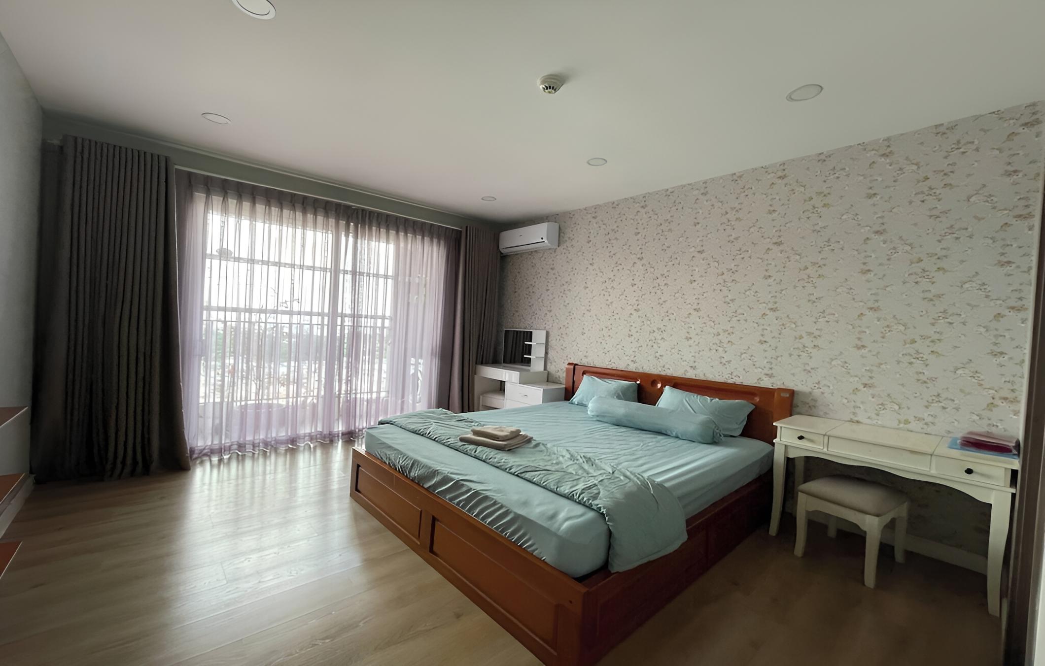 3 Bed Rooms Near Center