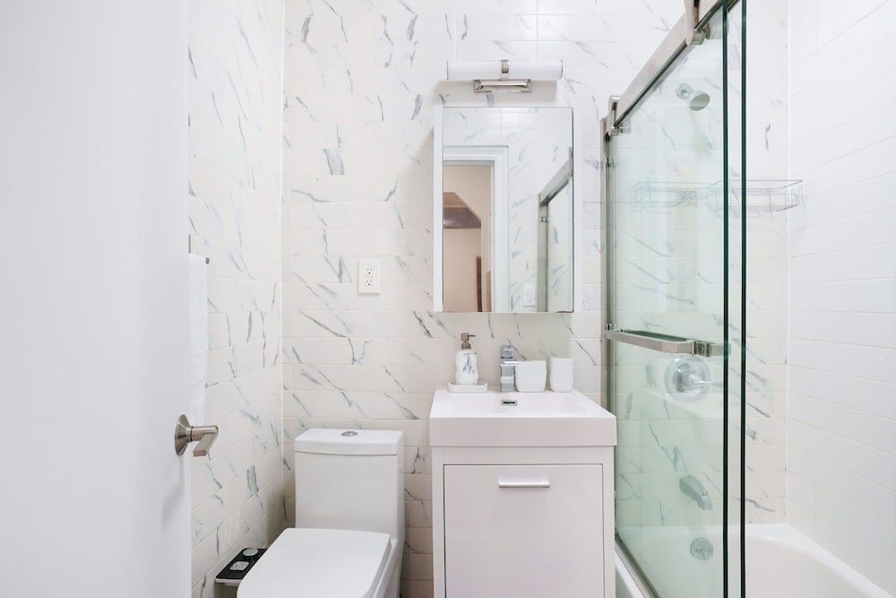 444-1a Beautiful 1BR Midtown West