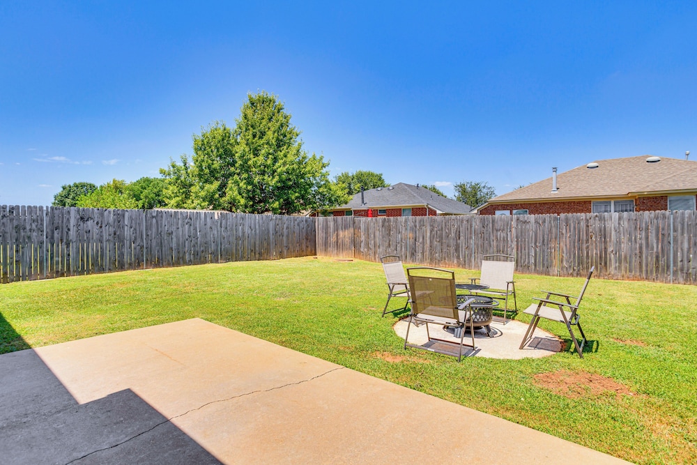 14 Mi to Dtwn Okc: Edmond Gem w/ Fenced Yard!