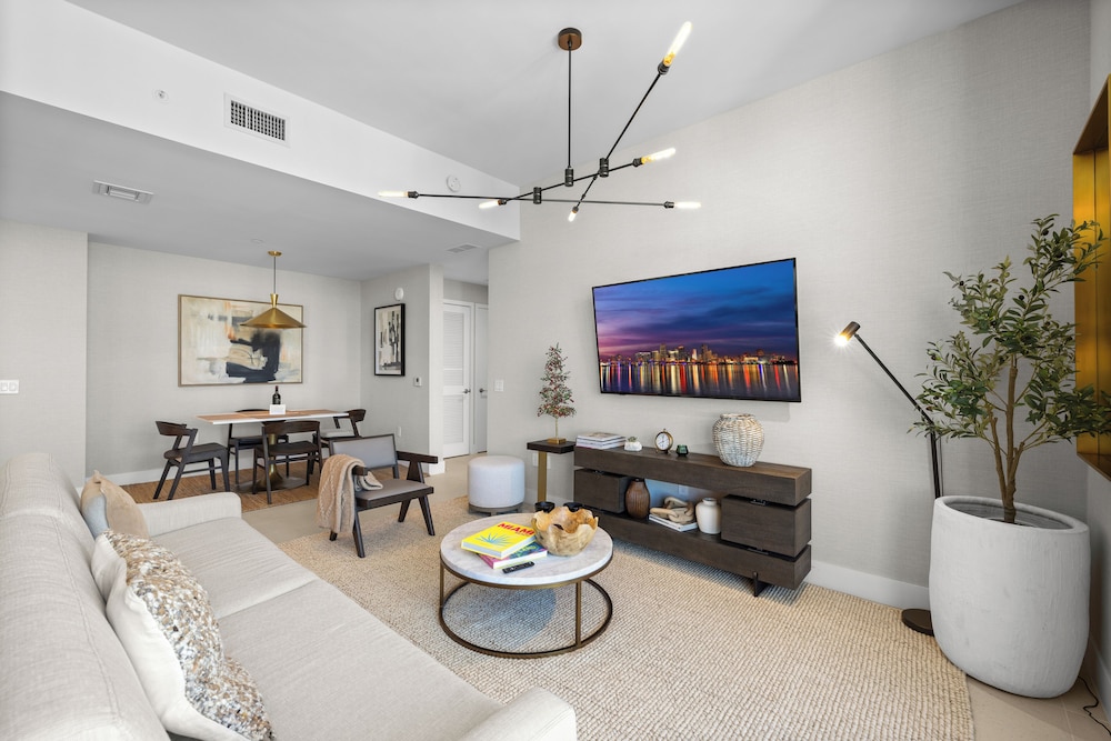 Luxury 49FL Condo with City Views