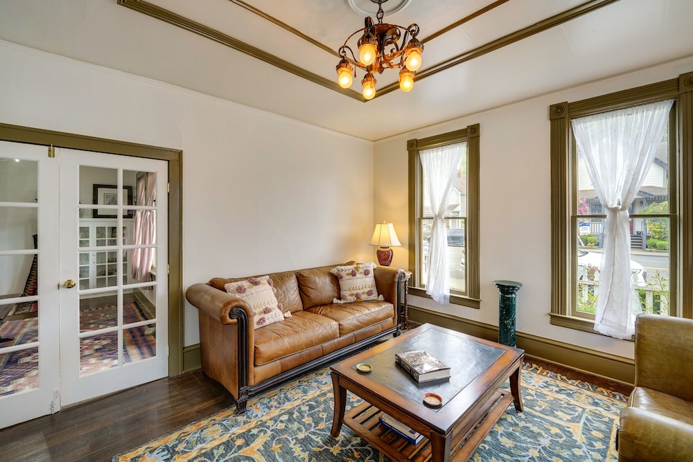 Charming La Conner Vacation Home w/ Fireplace! view 3