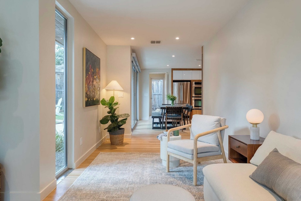 Modern Austin Home w/ Pool, Putting Green & Coffee Nook Townes Retreat by Avantstay