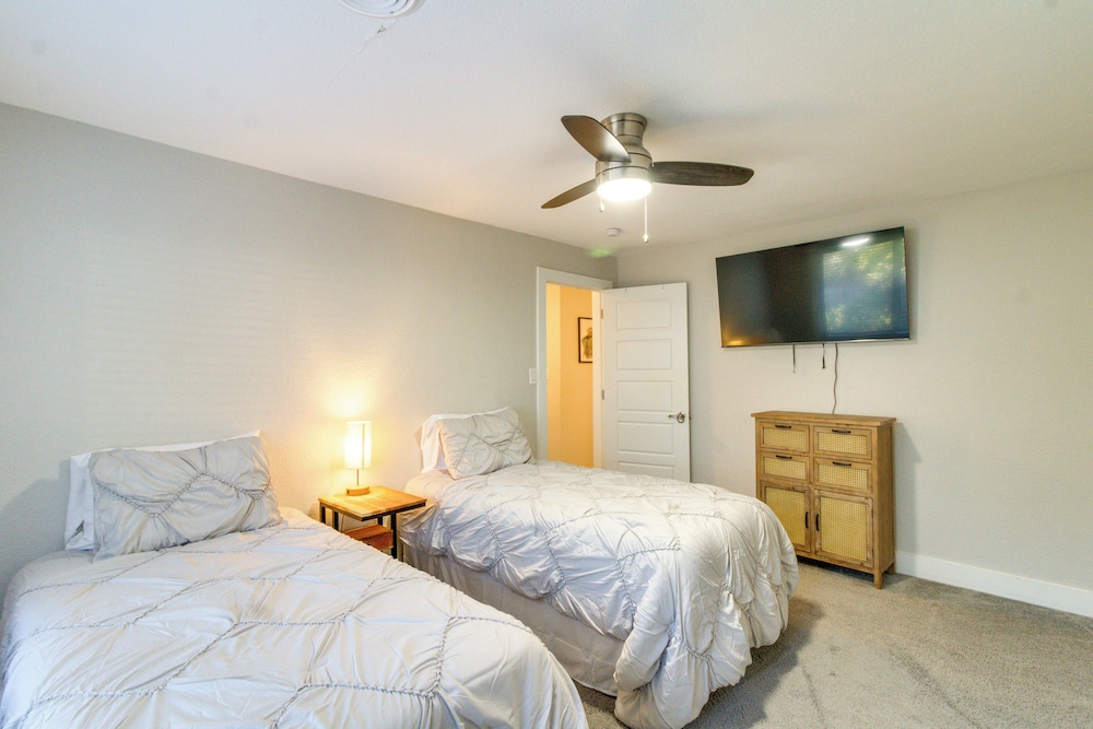 Home w/ Patio & Games Near Dtwn Pensacola!