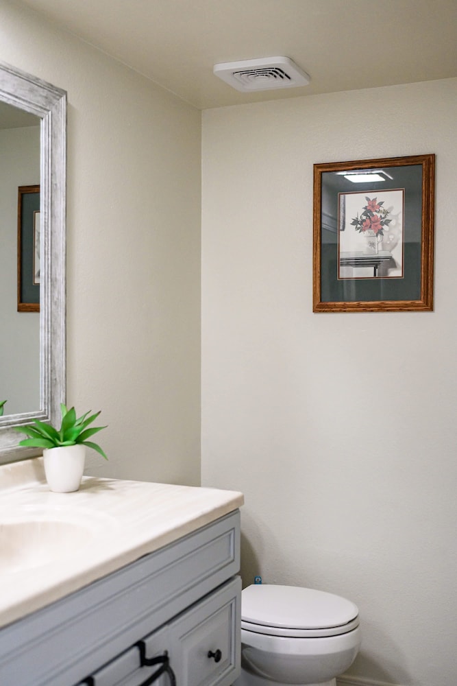 Near ONT Ontario Oasis Designer Home w Garden Park