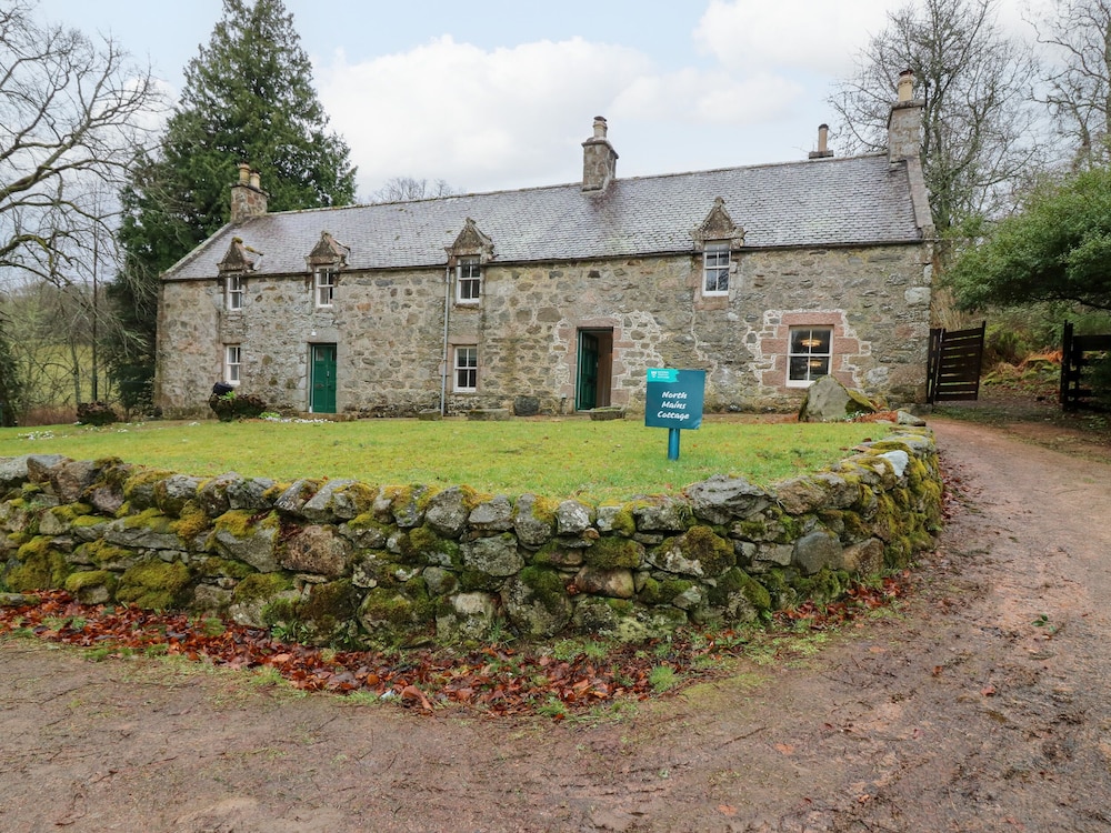 South Mains Cottage - Craigievar Castle