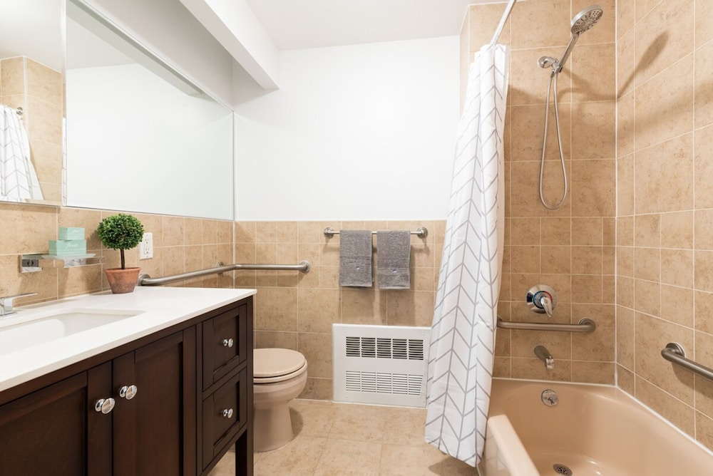 Cypress Court I by Rove Travel 2BR Harlem Apt