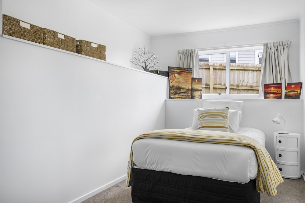 Bright 3-Bedroom Unit - WiFi & Parking view 2
