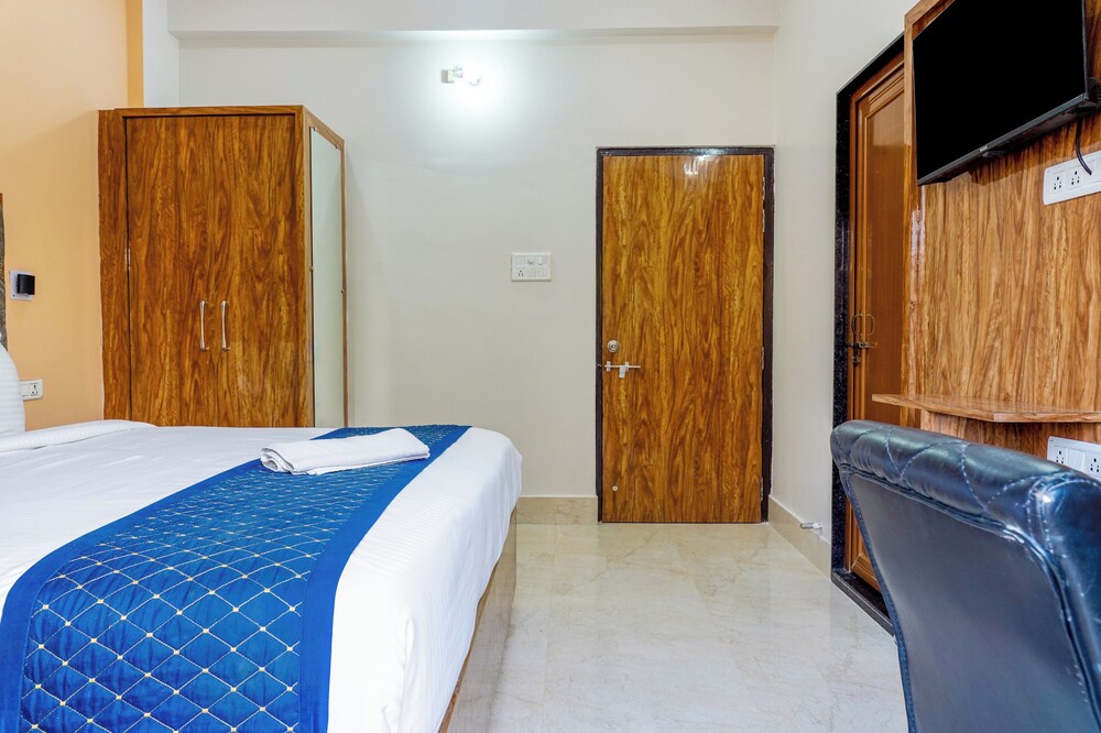 Navneeta Grand Hotel & Banquet Hall