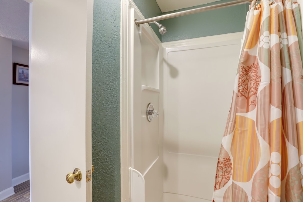 Smokies Condo 3 Mi to Nat'l Park + Hot Tub Access