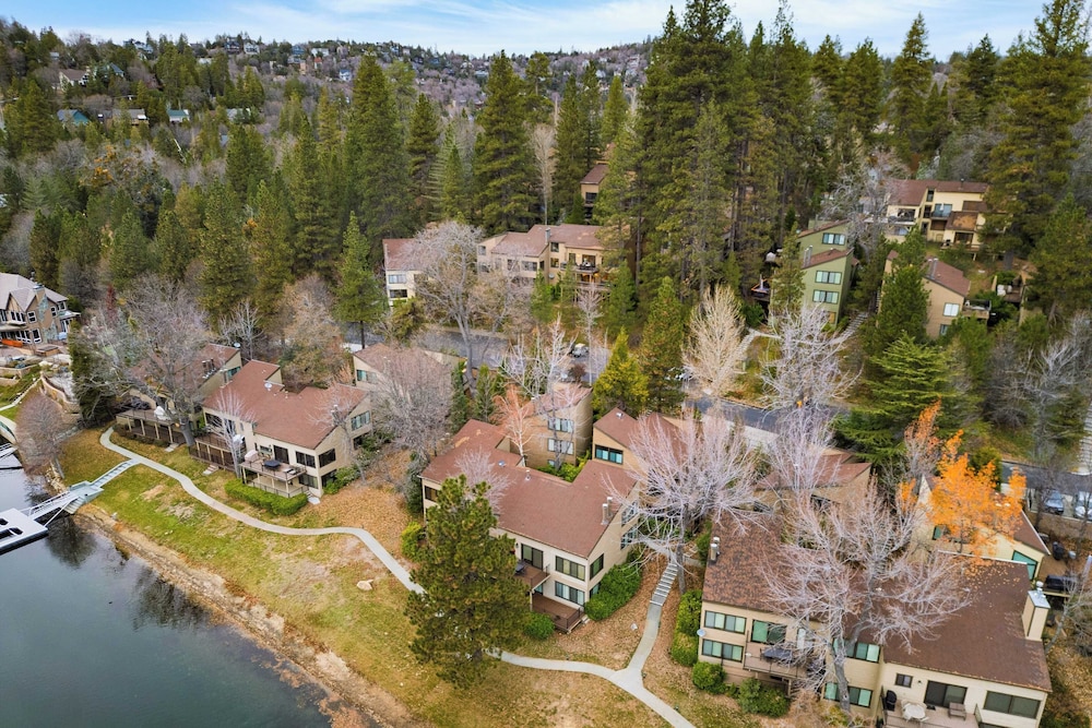 Arrowhead Lakeside Escape by Avantstay 3min Walk to Lake, Private Beach Access