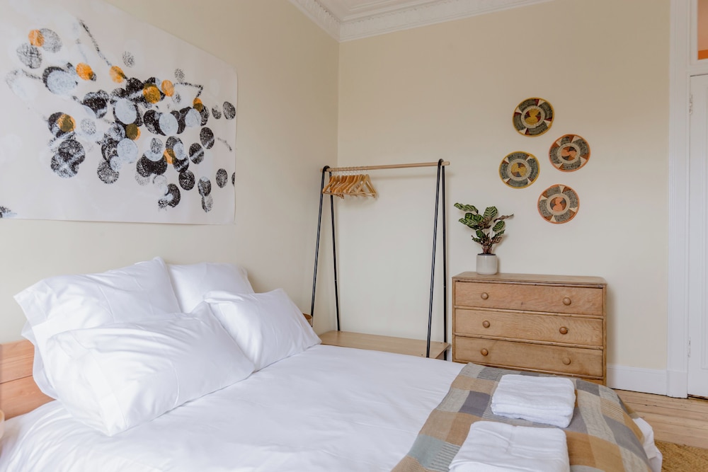 Edinburgh Castle Views Stylish 2BD Flat Sleeps 4