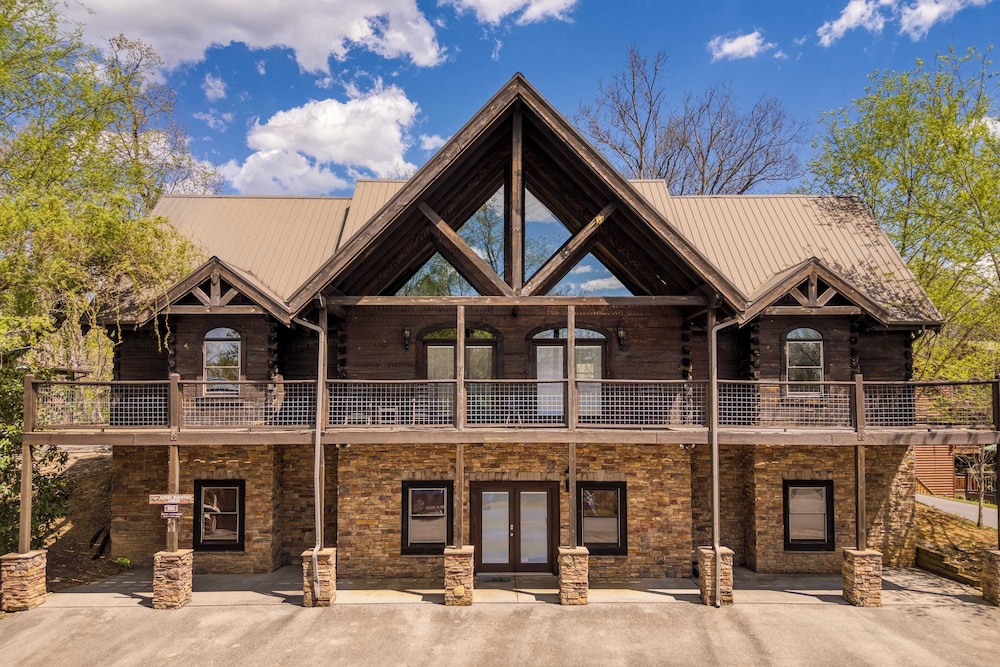 Luxury Cabin Sleeps 19 Game Room, Hot Tub Dollywood Alpine Mountain Lodge