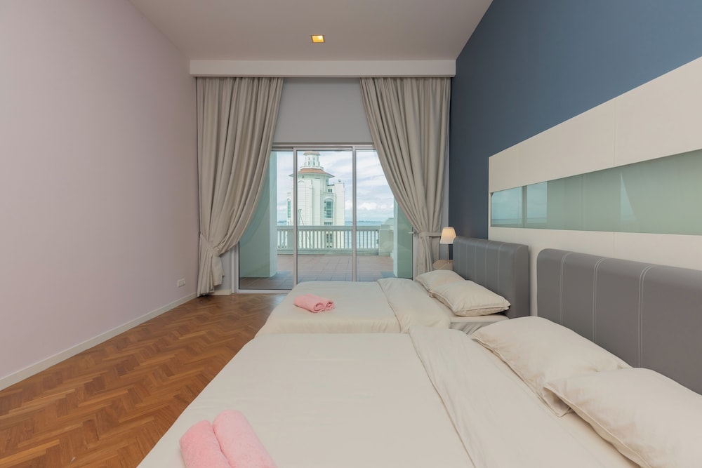 Straits Quay Waterside Suites