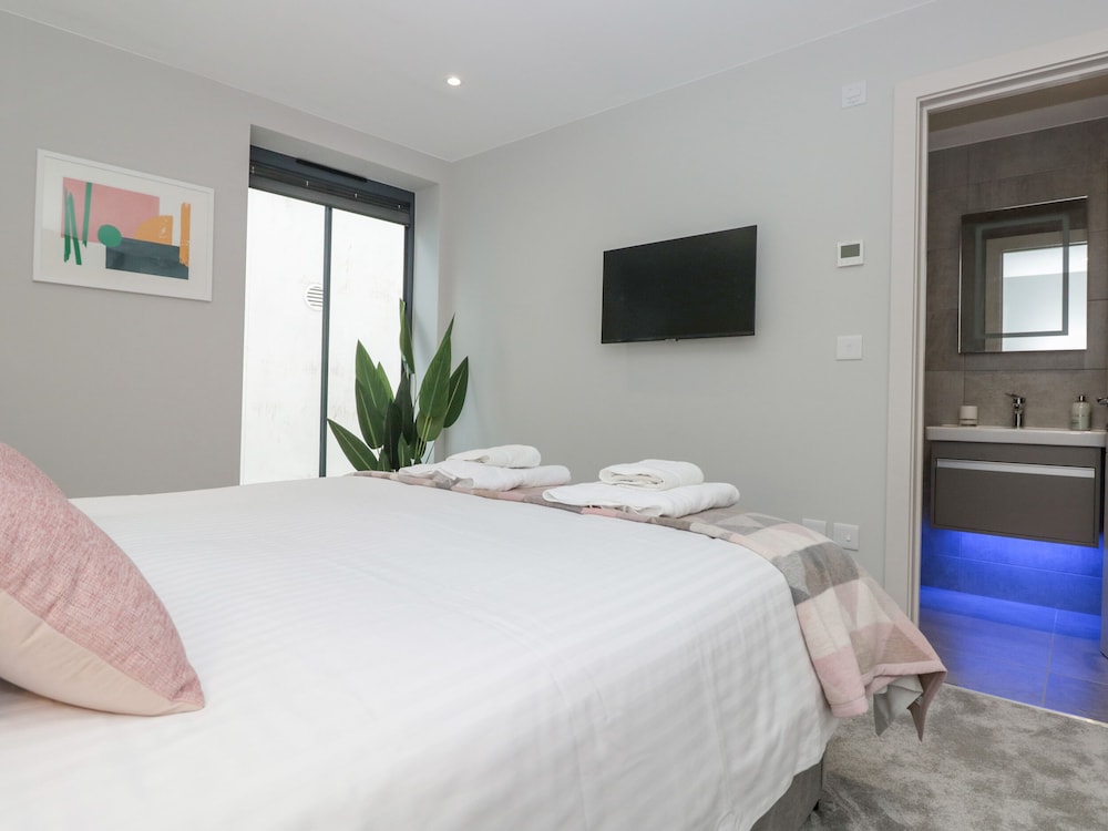1 De Courcey House