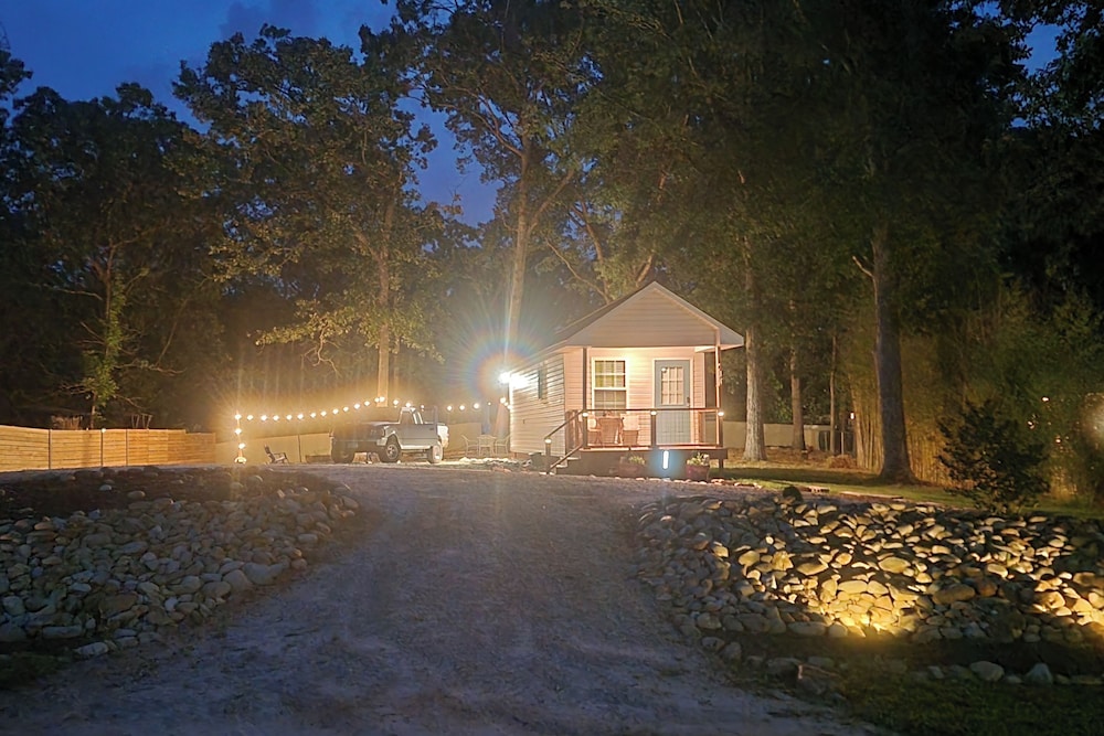 Walk to Beach: Lake Hartwell Cabin w/ Large Yard!