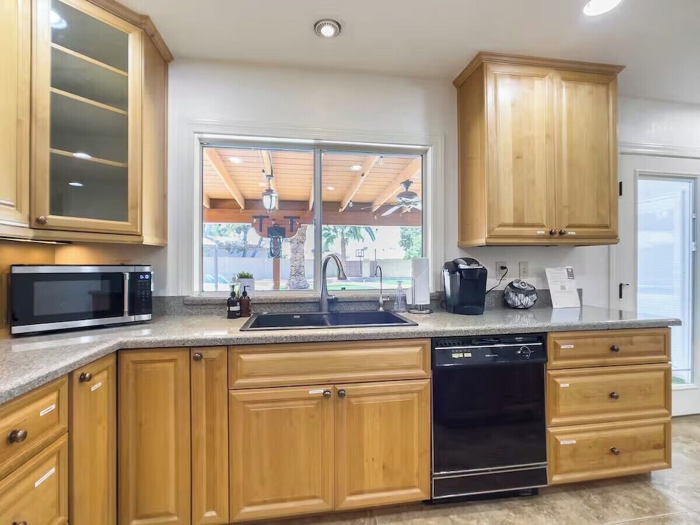 Chandler oasis with pool & hot tub