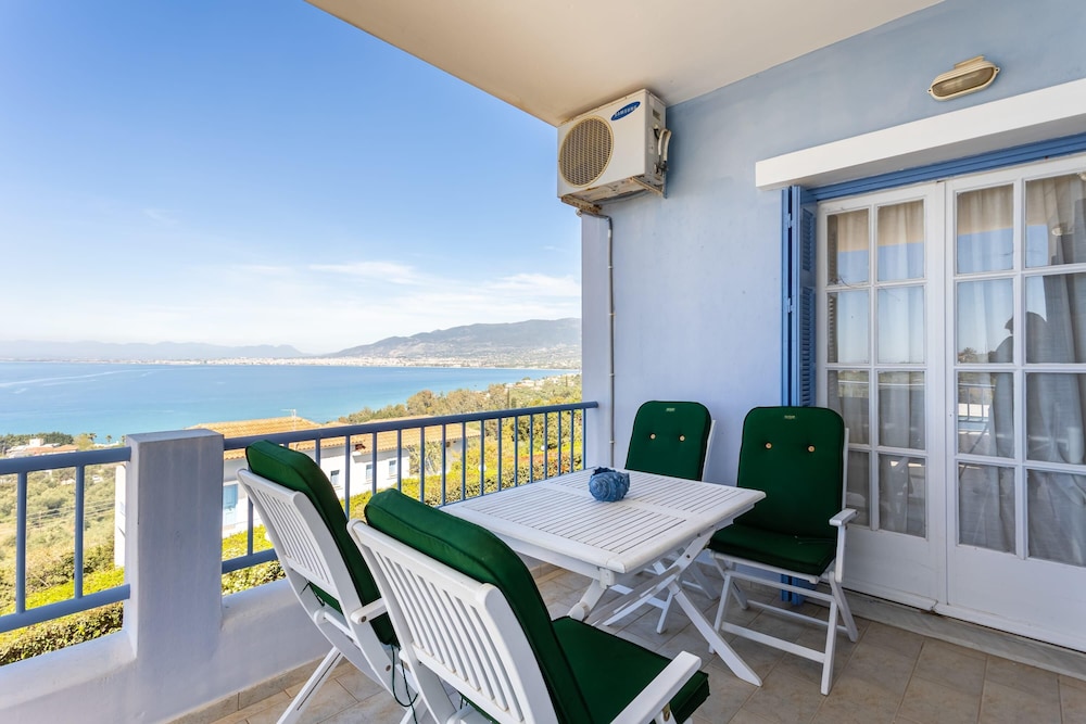 Seaview Heaven - Poolside Bliss by the Beach