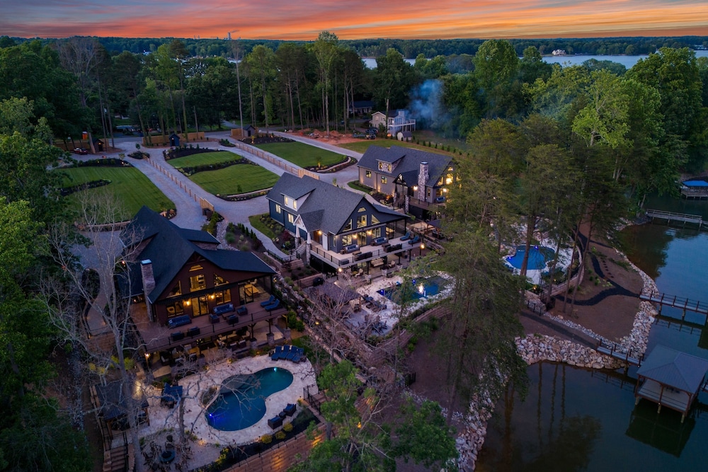 Gray Fox Lodge by Avantstay Waterslide Pool Theater Sleeps 23