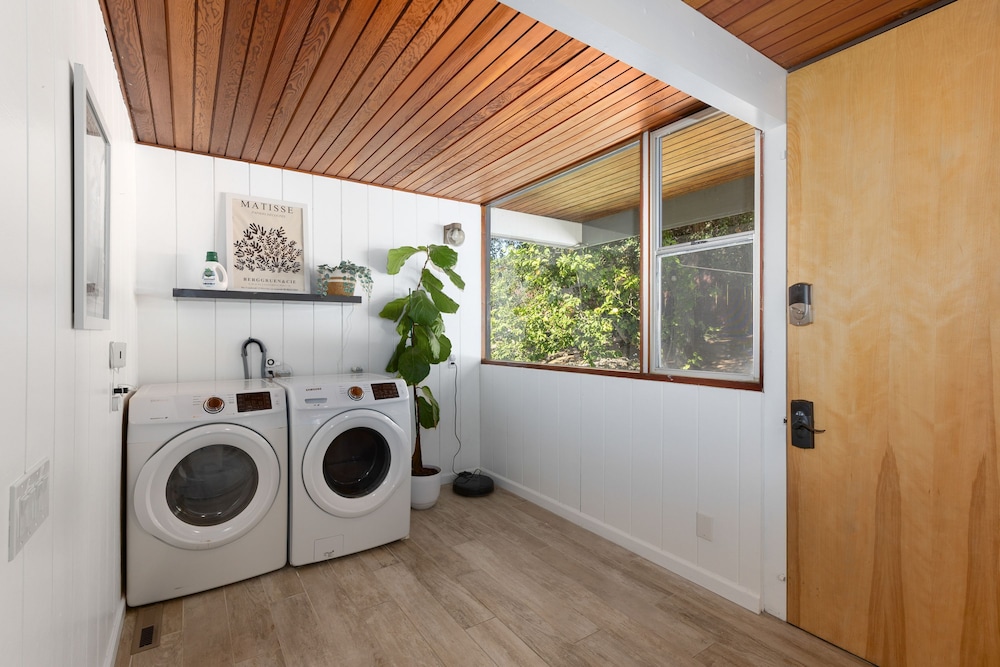 Mid-century Masterpiece With Pool Spa Tesla