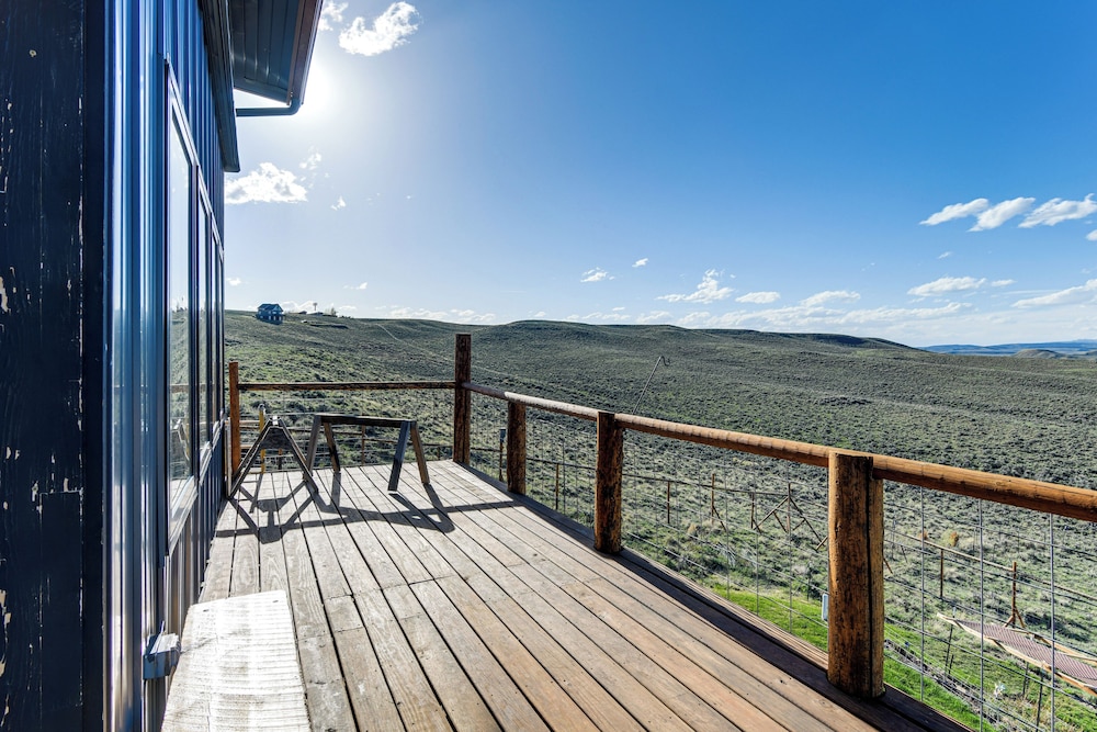 5 Mi to Lake: Secluded Pinedale Retreat w/ Sauna!