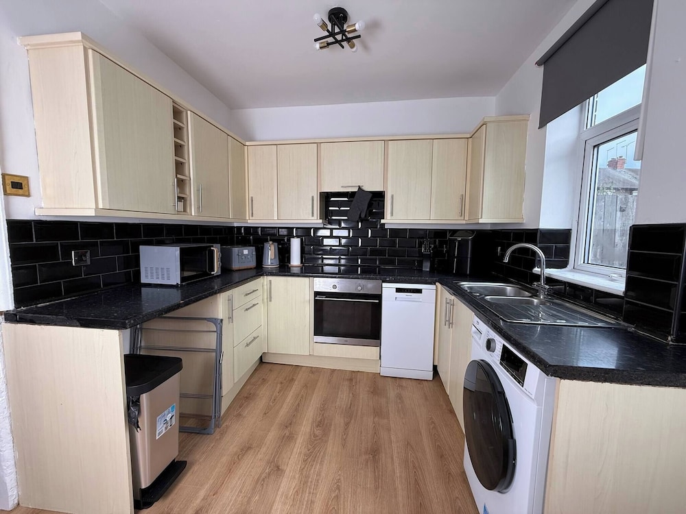 Urban Calm Spacious 3-bed Home With Free Parking