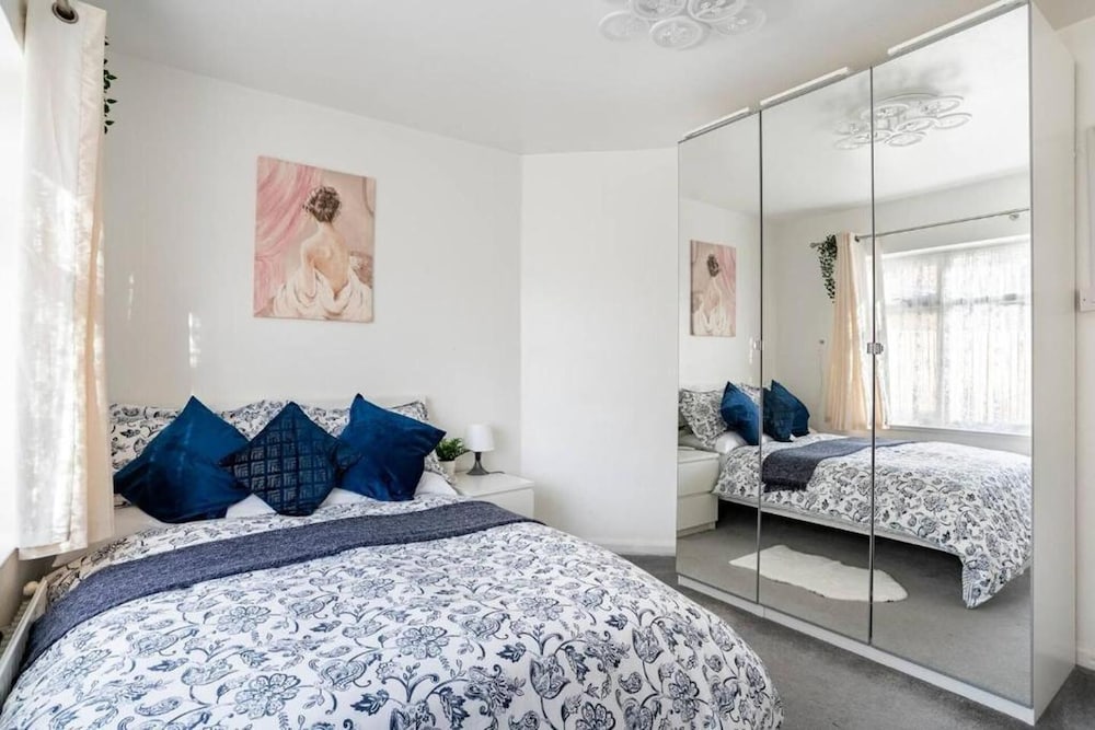 1 Bed-sleeps 4-free Parking-30 Min to Central Ldn