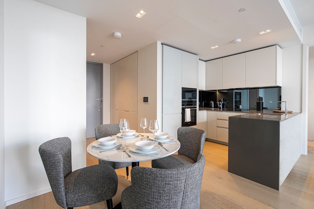 Sensational Two-bedroom Apartment by the River