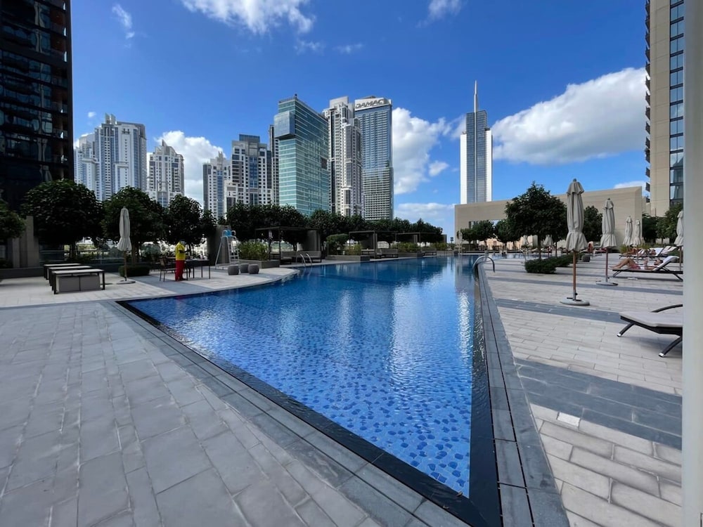 Silkhaus Luxury Tower in Downtown Pool Gym