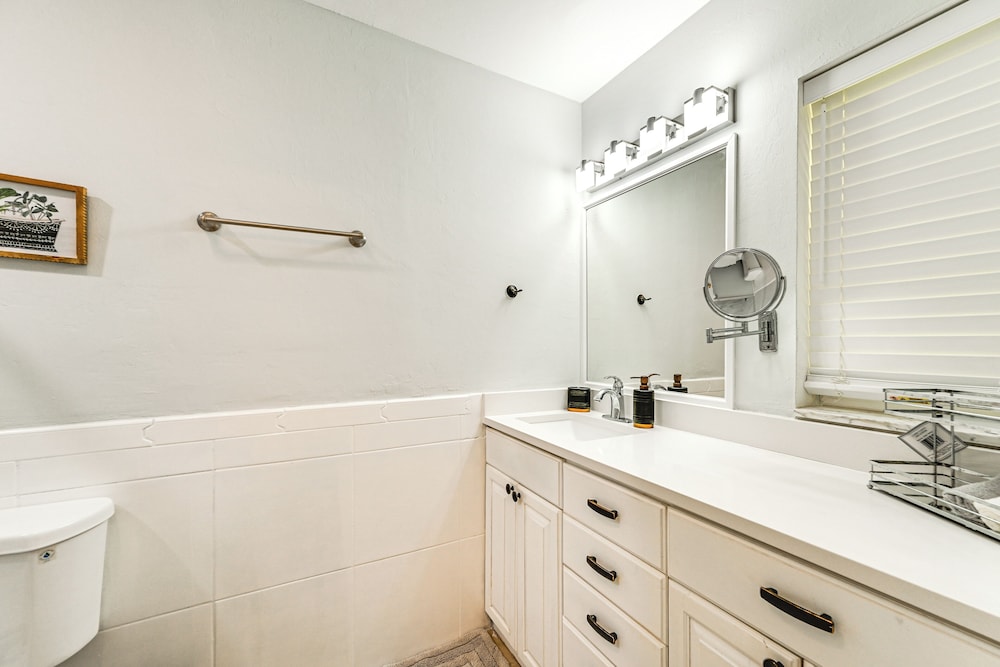 1 Mi to Dtwn Bonita Springs: Home w/ Lush Yard!