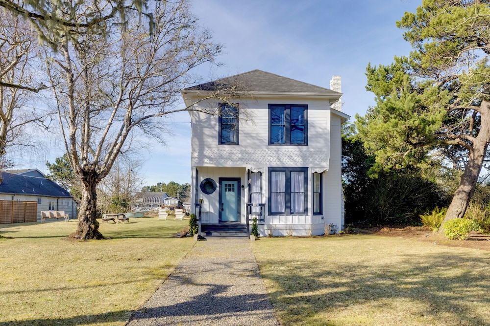 Walk to Beach: Riverside Retreat in Seaside!