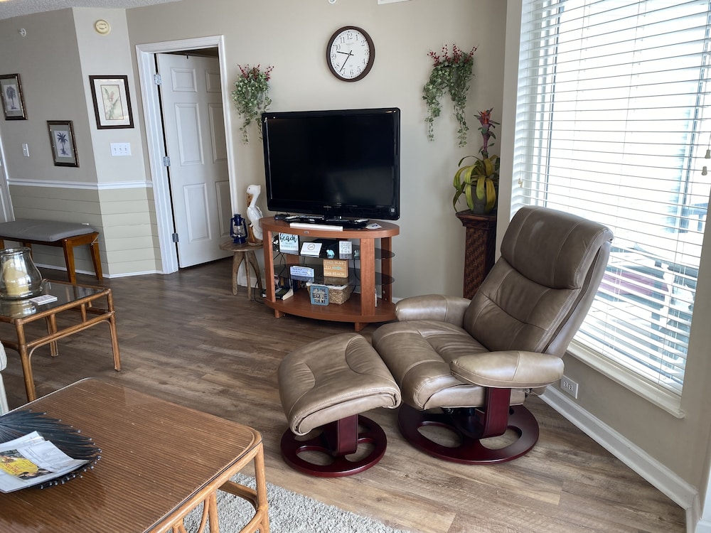 Sunrise Pointe 11f 3 Bedroom Condo by RedAwning
