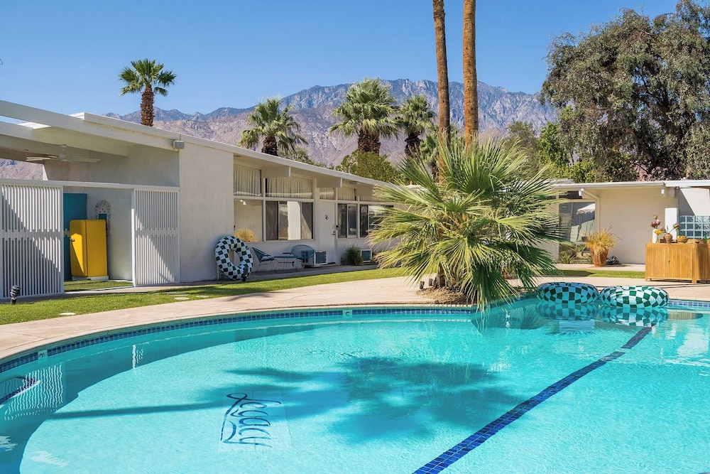 The Monkey Tree Hotel Buyout by Avantstay Entire Hotel Buyout! Funky Rooms w/ Modern Amenities!