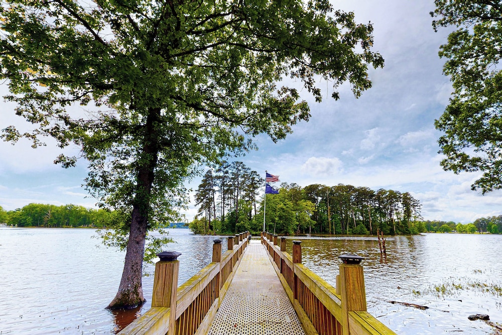 Large 3BR Lakefront Lake Murray Home w/ Dock