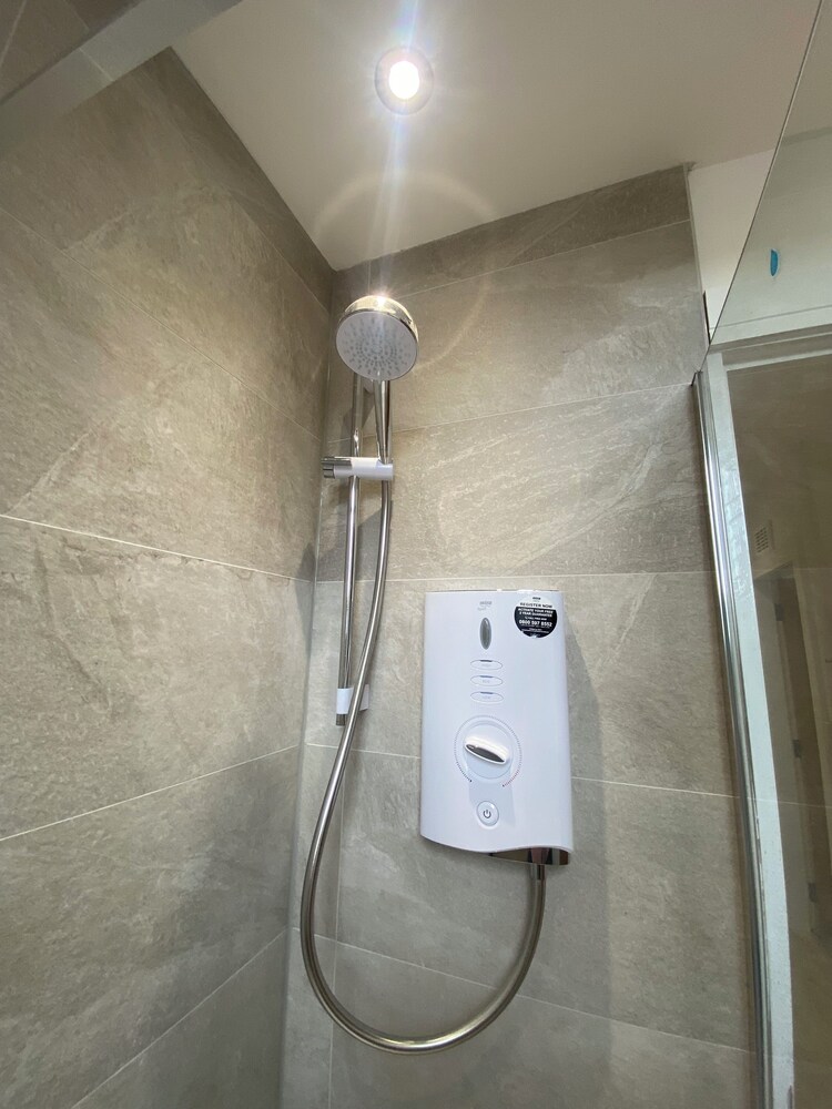 Bright & Spacious, Central for Airport and Glasgow view 5