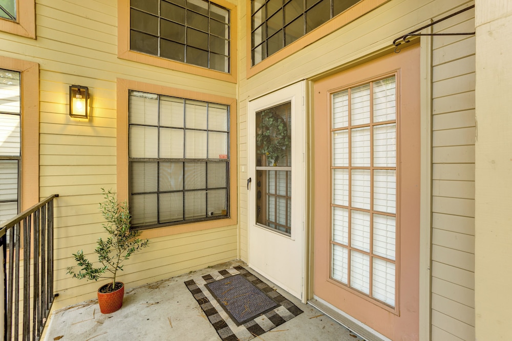 Pet-friendly Condo w/ Pool Access in Houston