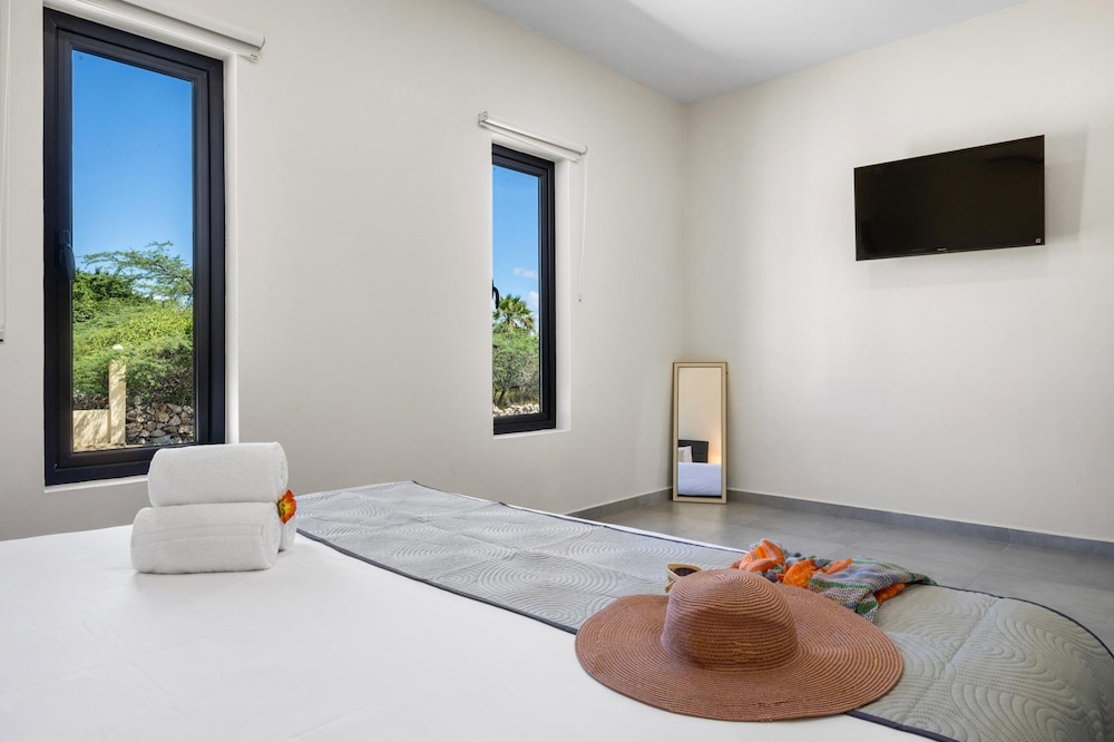 Brand NEW 3BR w Private Pool Walk to Palm Beach