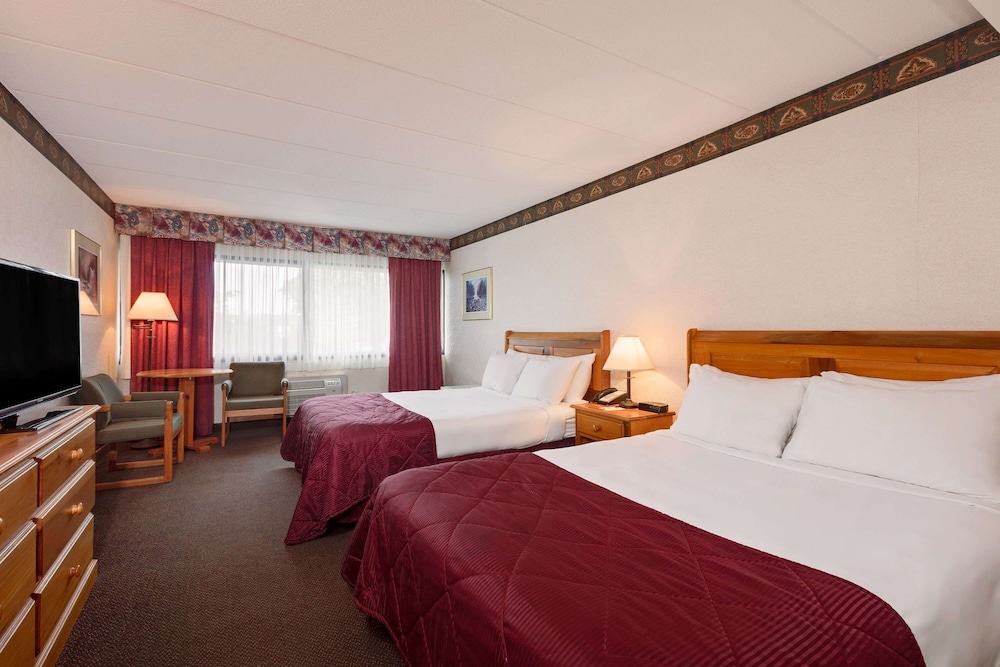 North Bay Vacations - Ramada by Wyndham Pinewood Park Resort North Bay - Property Image 20