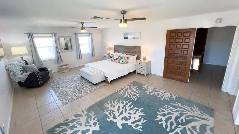 Fun Retro Island Vibe Sleeps 17 Beach 1 Block 4 Bedroom Home