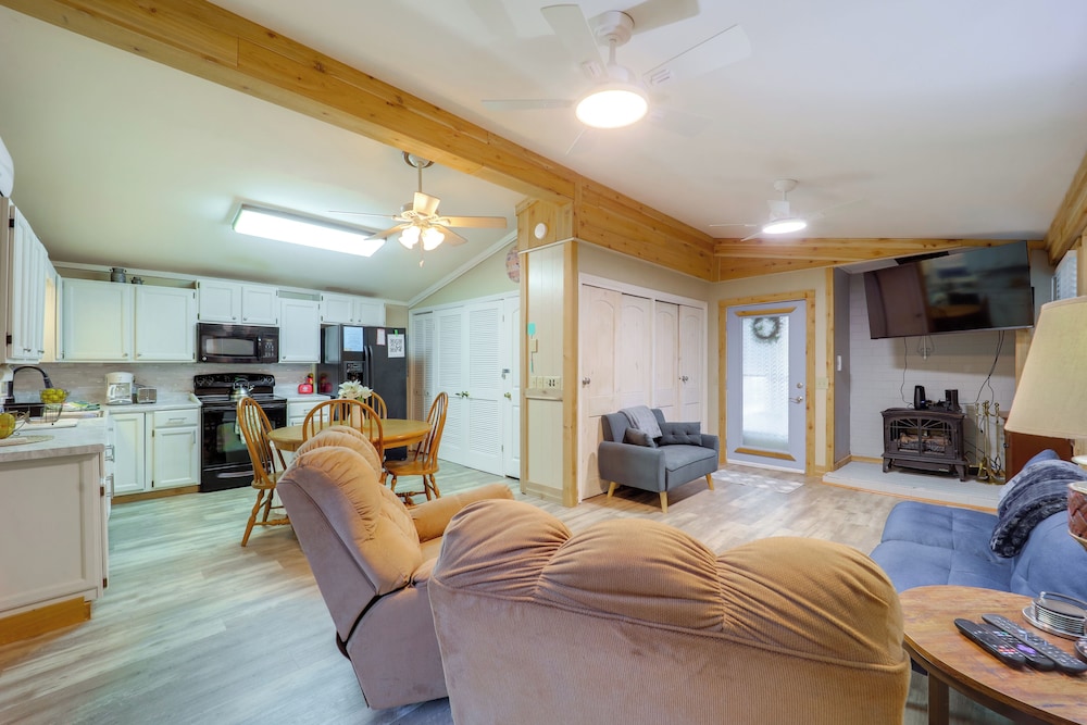 Mtn Home w/ Deck & Community Amenities in Newland