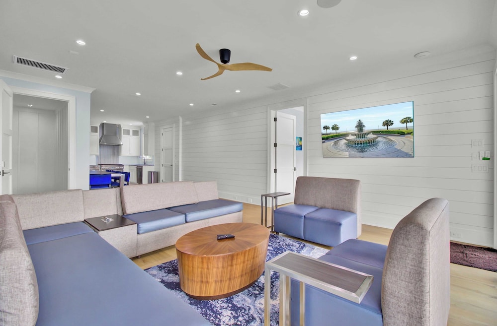 7 Beachwood East by Avantstay Steps to the Beach Ocean Views, Hot Tub, 7bdr
