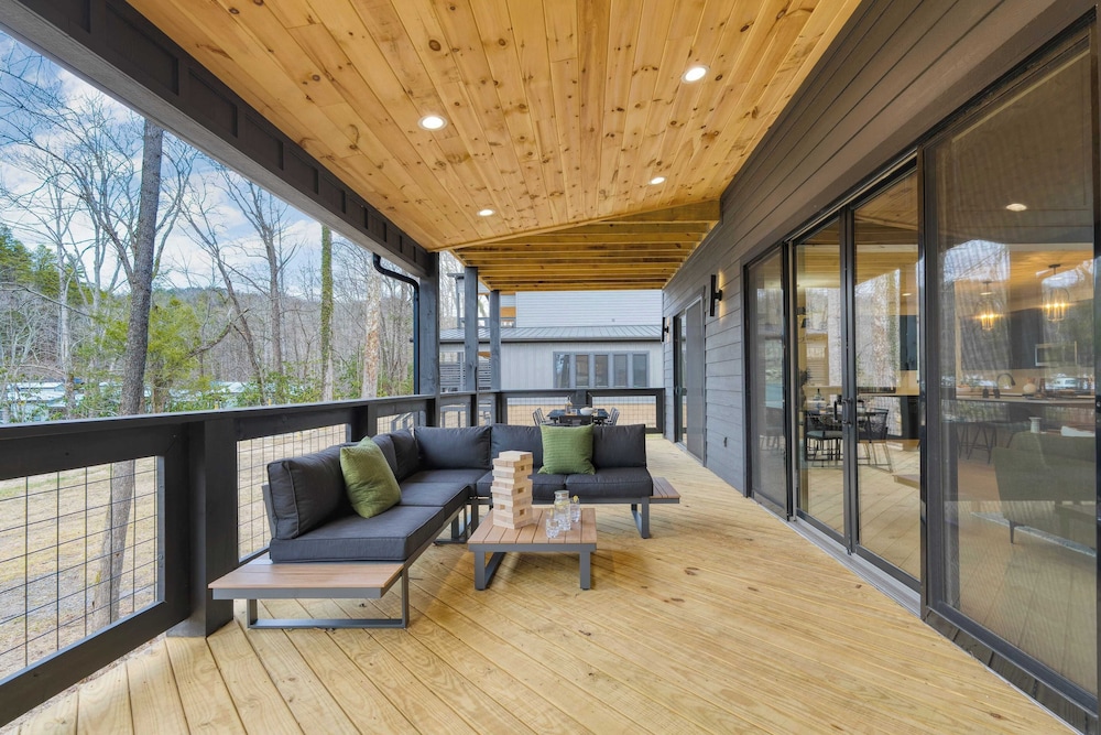 Kings Crown by Avantstay Indoor Pool, Hot Tub, Firepit, Theater All-season Retreat