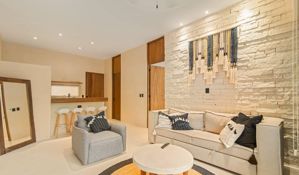 Spacious 3 Br. W/private Pool Exclusive Gym