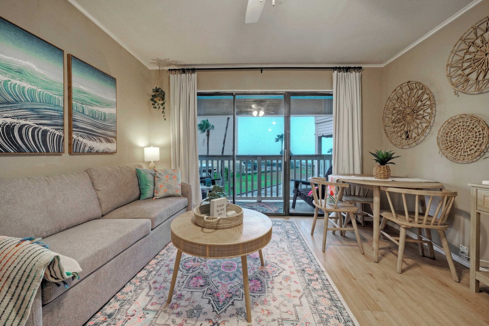 Private Balcony w/ Ocean View Pool & Hot Tub Access Ocean Echo by Avantstay