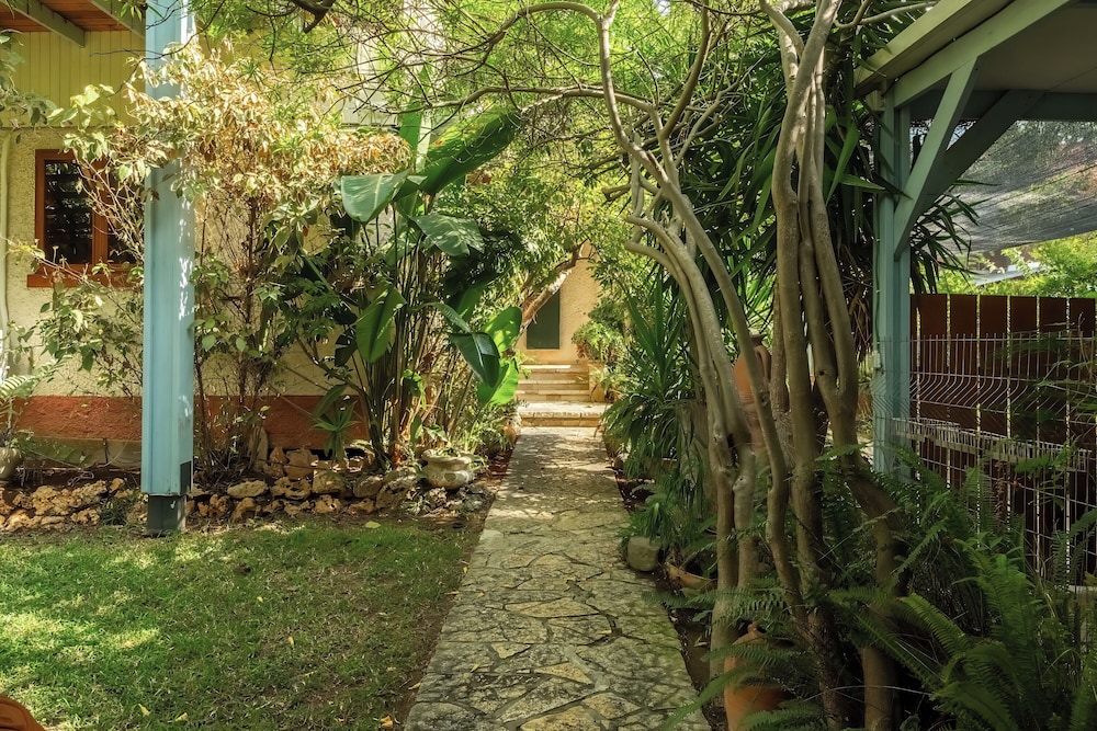 Relax in a Garden Oasis by Sea N' Rent