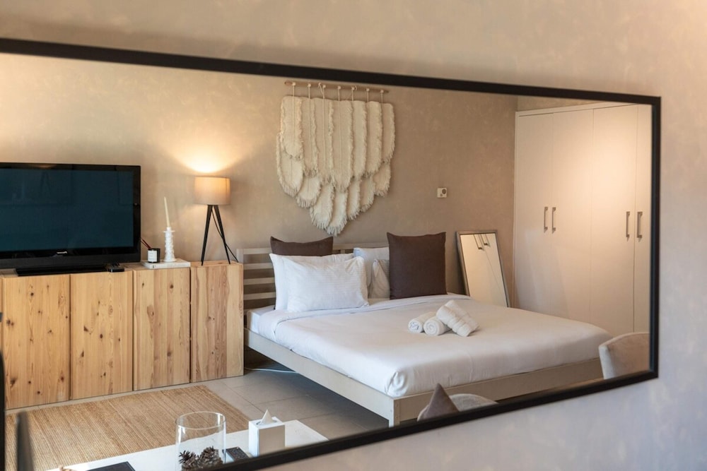 Stylish Studio Apartment w/ Patio, Downtown Dubai