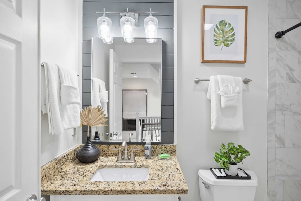 Newly Renovated! 2-min Walk to the Beach The Coastal Cottage by Avantstay